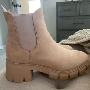 Suede tan Chelsea boots (size 6)